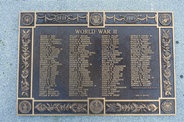 Ein Steintafel an einem Gebäude mit der Inschrift "Zweiter Weltkrieg".