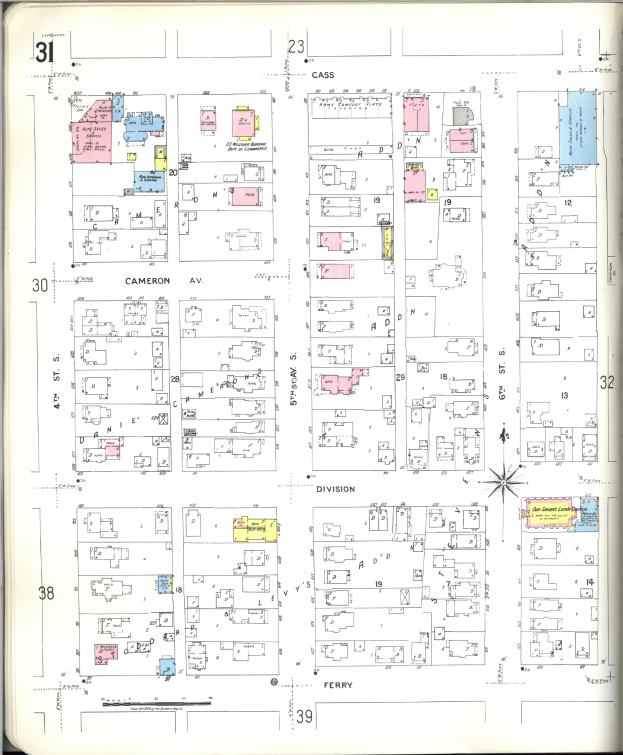 Ein abgenutztes Buch mit einer Stadtkarte aus den 1920er Jahren auf dem Cover, das Straßen, Gebäude, Parks und Sehenswürdigkeiten zeigt, begleitet von beschreibendem Text.