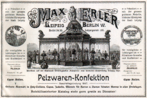 Eine alte Werbung für Max Erler Leipzig in Berlin, Deutschland, die eine Gruppe von Menschen vor einem Gebäude zeigt, mit Text, der ein Ereignis ankündigt.