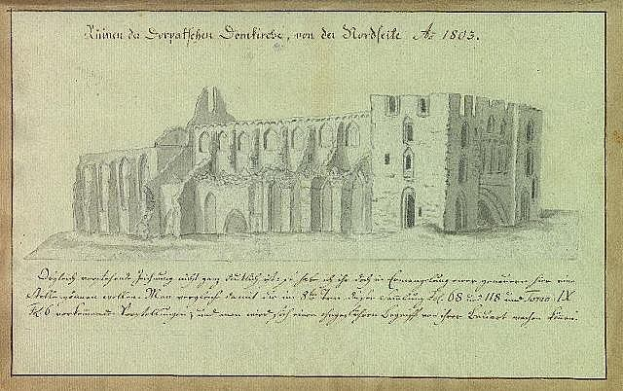 Ein detailliertes Skizze einer verfallenen Kirche in Deutschland, mit sichtbaren Fenstern, Bögen und Säulen, neben handgeschriebenen Notizen auf einem Blatt Papier, vor einer grünen Landschaft.