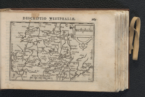 Ein aufgeschlagenes Buch mit einer detaillierten Karte der westfälischen Geographie, das auf einer schwarzen Oberfläche liegt.