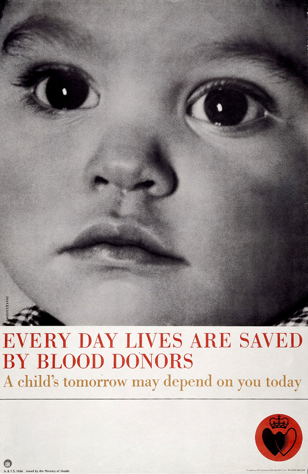 Ein Kind mit ernstem Gesichtsausdruck schaut direkt in die Kamera, umgeben von Text, der "Jeden Tag rettet Blutspenden Leben" in fetter, schwarzer Schrift lautet.