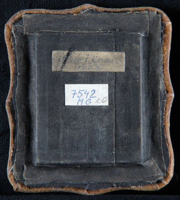 Schwarzes Buch mit dem Titel 'Die Geschichte des Weltkriegs I' und einem sichtbaren Etikett.