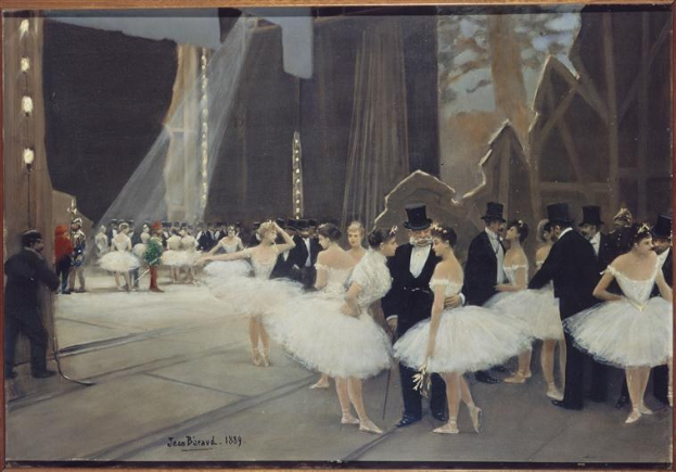 Bildnis 'Tanz an der Oper' von Jean Beraud, 1889, das eine Gruppe von Tänzern in weißen Tutus und Hüten auf einer Bühne mit Scheinwerferlicht und einem Photo-Rahmen-Border zeigt.
