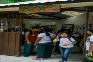 Ein Geschäft mit einem Eisenblechdach, das ein Schild mit Text oben darauf aufweist.