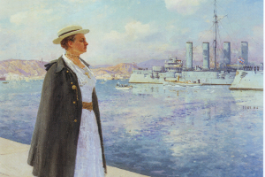 Eine Frau in einem weißen Kleid und Hut steht auf einem Pier und schaut auf ein großes Schiff im Wasser unter einem bewölkten Himmel, mit einem träumerischen, leicht unscharfen Hintergrund.