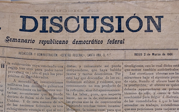 Gelblicher Zeitungsausschnitt mit schwarzer Tinte, Überschrift "Semanario Repúblicano Democrático Federal", mit dem Wort "Diskussion", leicht zerknittert von der Handhabung.