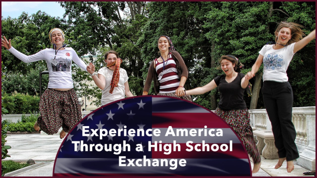 Eine Gruppe strahlender Frauen, die draußen springen, umgeben von Bäumen, Pflanzen und einem klaren blauen Himmel, mit Text unten: "Erlebe Amerika durch einen High School Austausch."