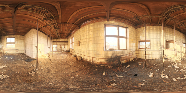 Altes Gebäude-Innere mit umfangreichem Schutt auf dem Boden, Wänden, Fenstern, Pfählen und Dach, was auf schweren Schaden und zerbrochene Fenster hindeutet.