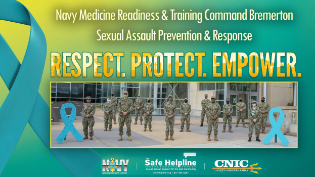 Plakat für die Kampagne zur Prävention und Intervention bei sexueller Gewalt der Navy Medicine Readiness & Training Command Bremerton, das Uniformträger vor einem Gebäude zeigt mit dem Text "Respekt, Schutz, Stärke."