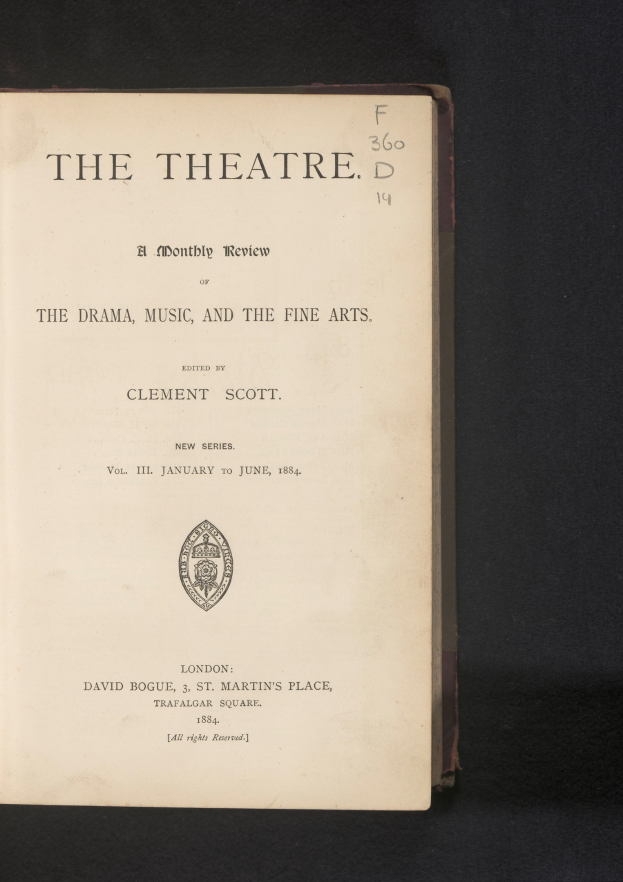 Ein Buch mit dem Titel "The Theatre: A Monthly Review of the Drama, Music, and the Fine Arts" geöffnet auf einer Textseite mit einem Logo.