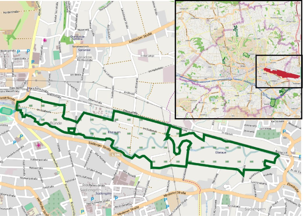 Stadtplan mit grüner Linie, die die Route eines Fahrradausflugs zeigt, unterteilt in oberen Bereich mit Straßen und Sehenswürdigkeiten und unteren Bereich mit Ausflugsdetails.