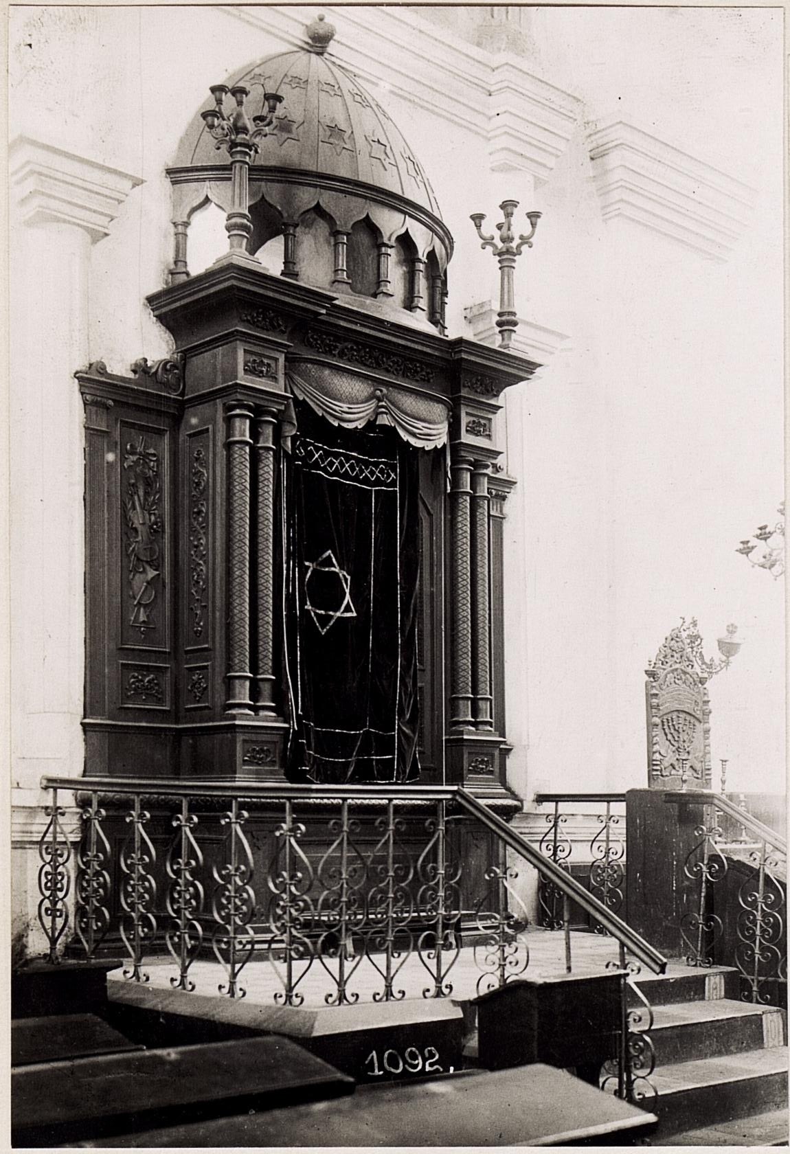 Altes Schwarz-Weiß-Foto einer jüdischen Synagoge in New York City mit Treppe, Geländer, Säulen, Tür und Wand.
