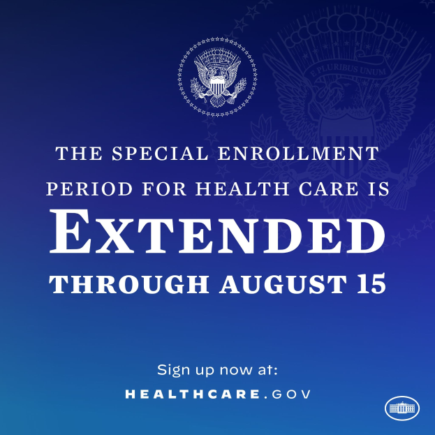 Plakat mit Text und Logo, das "Die Sonderanmeldefrist für die Gesundheitsversorgung ist bis zum 15. August verlängert" angibt.