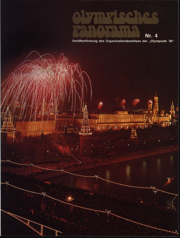 Plakat für die Olympischen Spiele 1980 in Moskau mit einer beleuchteten Brücke über Wasser, Feuerwerk am Nachthimmel und Gebäuden im Hintergrund mit Text.