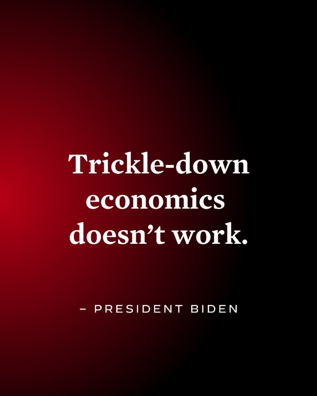 Plakat mit fetter schwarzer Schrift "Trickle-Down Economics Works Not" auf weißem Hintergrund, umrandet von einem schmalen schwarzen Rand, begleitet von einem Zitat von Präsident Biden.
