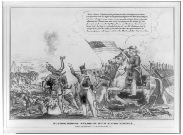 Schwarzes und weißes Foto einer Gruppe von Menschen, einige zu Pferde, mit einer Fahne im Hintergrund und der Inschrift "Jagen von Indianern in Florida mit Bluthunden" unten.