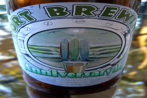 Eine Flasche der Port Brewing-Marke steht auf einem Tisch.