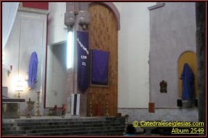 Eine Wand mit ein paar Gegenständen darauf, Handtücher und Lichter im Hintergrund und Text in der unteren rechten Ecke.