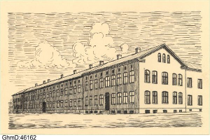 Eine Zeichnung eines großen Fabrikgebäudes mit Rauch, der aus ihm herauskommt, mit einem prominenten Eingang und mehreren Fenstern und Text unten.