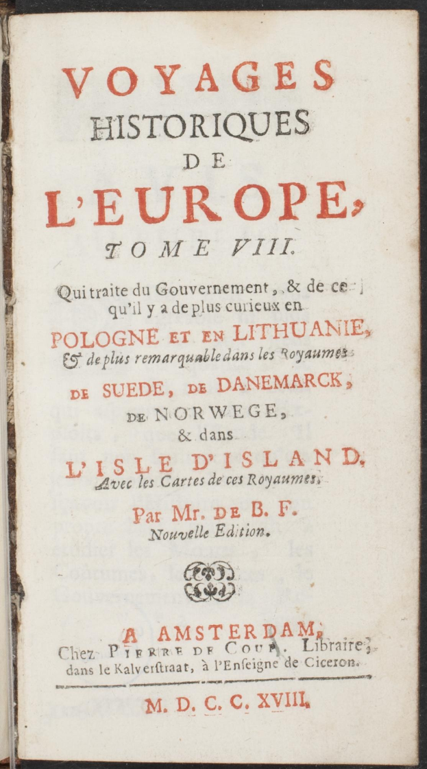 Altes Buch mit dem Titel "Voyages Historiques de l'Europe, Tome VIII" geöffnet auf einer Seite mit Text in einer klassischen Schriftart, eingerahmt von einem dekorativen Rand.