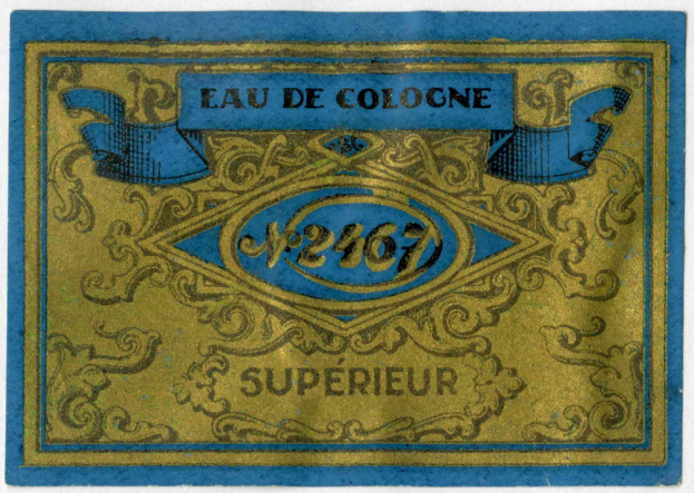 Blauer und goldener Etikett mit 'Eau de Cologne Superieur' Text auf weißem Hintergrund.