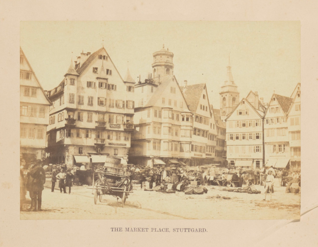 Alte Fotografie eines belebten Marktplatzes in Stuttgart, Deutschland, mit mehrstöckigen Gebäuden, Fußgängern, horse-drawn carts, und verschiedenen Marktständen; gefadedete Schrift am unteren Rand.