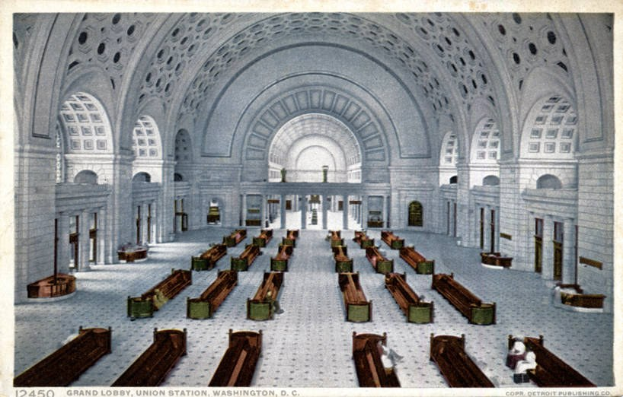 Großer Lobby, Union Station, Washington, D.C., ein altes Foto eines großen Raums mit vielen Bänken, Säulen, Bögen und Fenstern.