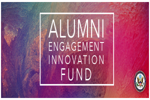 Ein Plakat mit "Alumni Engagement Innovation Fund" in fetter, schwarzer Schrift auf einem weißen Hintergrund, mit dem Logo des Fonds unten rechts.