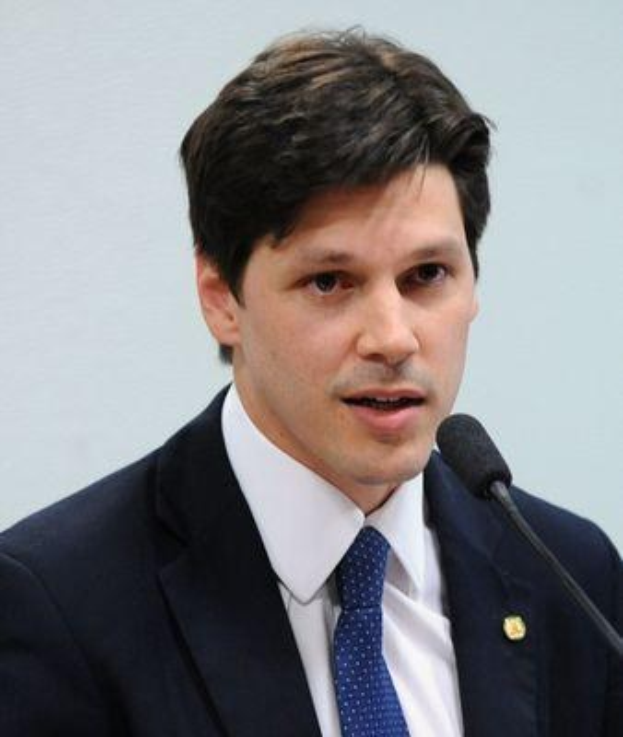 Ein Mann im Anzug spricht in ein Mikrofon an einem Rednerpult, wahrscheinlich zur Genehmigung eines Internetsperrbills.