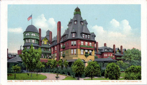 Eine alte Postkarte zeigt das Battery Park Hotel in Asheville, North Carolina, ein großes Gebäude mit einer Fahne oben, umgeben von Bäumen, Pflanzen, Gras und einem Weg, mit Text unten.