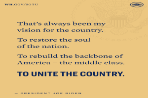 Ein Plakat mit einem Zitat des Präsidenten Joe Biden über das Wiederherstellen der Seele des Landes, das Rebuilding der Mittelschicht und das Vereinen des Landes.