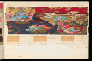 Ein aufgeschlagenes Buch, das ein lebhaftes, farbenfrohes Gemälde mit verschiedenen Formen und Mustern neben sauber geschriebener Kursivschrift zeigt.