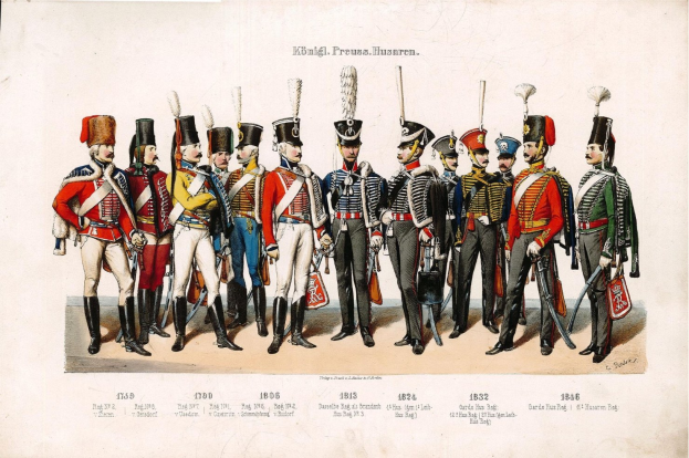 Schwarzes und weißes Foto von 1836 deutschen Infanteristen in Uniform, die in einer Reihe stehen, mit Mützen tragen und Gewehre und andere Gegenstände halten, mit dem Text '1836 deutsche Infanterie' unten.