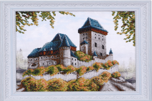 Ein Holzhausgerüst steht auf einem offenen Gebiet.