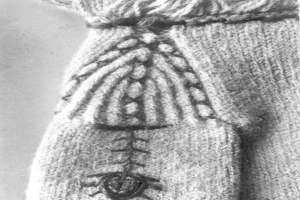 Ein Schwarz-Weiß-Foto eines Pullovers mit einem detailreichen, bunten Muster.