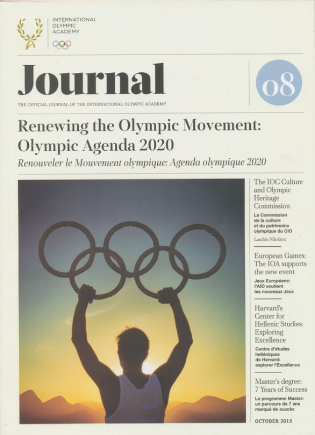Eine Person in einem weißen Hemd und blauen Shorts hält die Olympischen Ringe und steht vor einem Blatt Papier mit den Wörtern "Erneuerung der Olympischen Bewegung" und "Olympisches Agenda 2020" unter einem hellblauen Himmel mit weißen Wolken und Sonnenlicht.