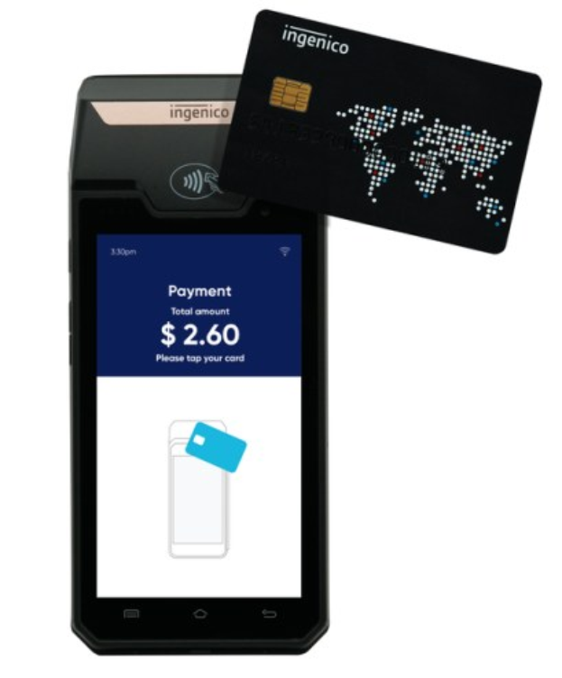 Mobiltelefon und Kreditkarte nebeneinander gestellt, repräsentierend ein Ingenico-Mobilzahlungssystem.