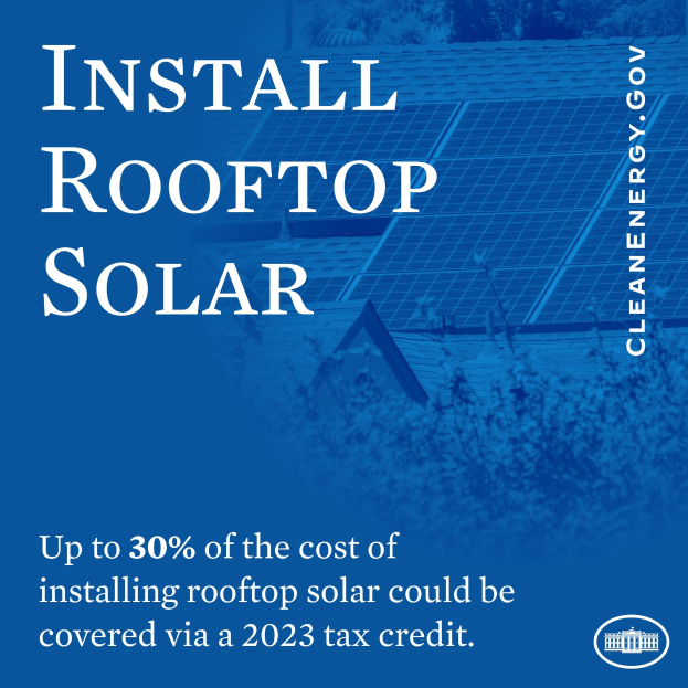 Plakat, das einen 2023-Steuergutschrift von bis zu 30% der Kosten für die Installation von Dachsolar anpreist, mit Bäumen und einem Gebäude mit Solarpaneelen im Hintergrund.