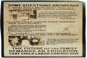 Ein Plakat mit einem hellgelben Hintergrund zeigt eine Gruppe von Menschen verschiedenen Alters, Geschlechts und Ethnien, die gemeinsam in einem Kreis stehen, mit der Aufschrift 'Die Zukunft der Familie verlangt eine Bildung, die Kinderarbeit nicht geben kann.'