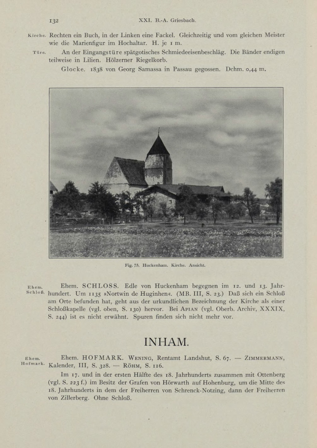 Altes Buch mit einer Kirchenillustration auf dem Cover, umgeben von Bäumen unter einem bewölkten Himmel, mit Text im Inneren.