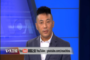 Mann im Anzug und Krawatte vor TV-Bildschirm mit blauem Hintergrund und Text unten, identifiziert als chinesischer Nachrichtensprecher