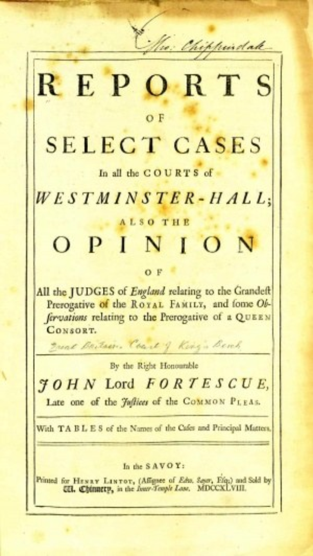 Ein offenes altes Buch mit dem Titel "Berichte über ausgew├Ąhlte F├Ąlle in den Gerichten von Westminster-Hall sowie die Meinung von John Lord Fortescue" mit sichtbarem schwarzem Tintentext auf der Seite.