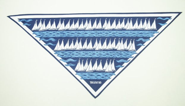Blau-weißer Dreieck mit drei Segelbooten in Dreiecksformation, mittig steht der Text "Tallinn 80" auf einem weißen Hintergrund.