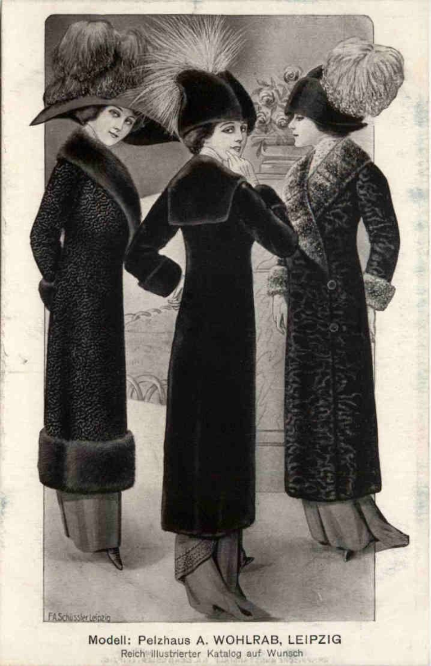 Drei Frauen in schwarzen 1920er-Jahre-Mänteln und Hüten stehen neben einem Blumenstrauß, mit Text 'Fashions of the 1920s' unten.