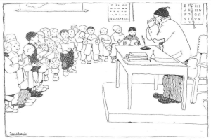 Ein Mann sitzt an einem Schreibtisch mit Büchern und Gegenständen vor einer Gruppe von Kindern, mit Papieren an der Wand hinter ihm, trägt Schuhe.