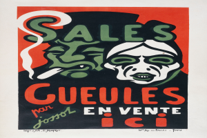 Ein Poster mit weißem Hintergrund, das das Gesicht einer Person und den Text "sales cueules en vente ici" zeigt. Die Person hat einen ernsten Gesichtsausdruck, kurze dunkle Haare und trägt ein weißes Hemd mit schwarzer Krawatte. Der Text ist in fetter, schwarzer Schrift und mittig auf dem Poster platziert.