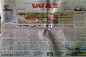 Zeitung mit gedruckten Bildern und Text.