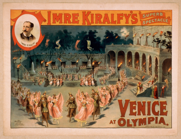 Plakat für Imre Kiralfys Super-Spektakel in Venedig in der Olympia, das kostümierte Menschen vor einem gebogenen und säulenartigen Gebäude mit Laternenmasten und Bäumen im Hintergrund zeigt.