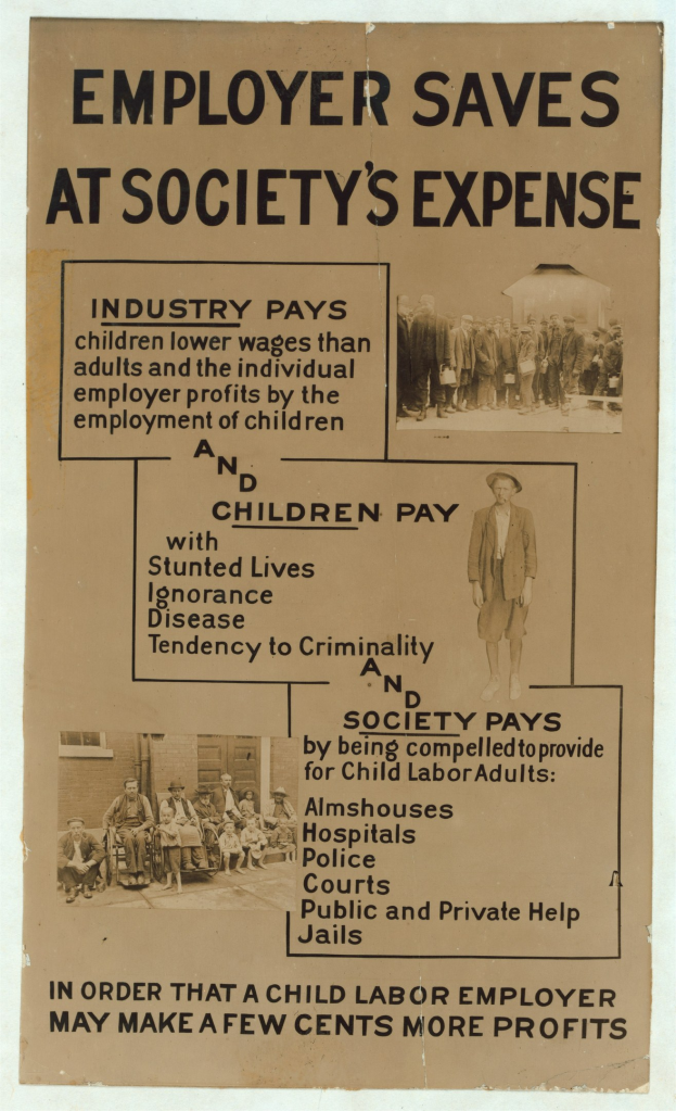 Ein hellgelbes Plakat mit einem weißen Rand, das eine Gruppe von verschiedenen Menschen mit einem breiten Lächeln und der fett gedruckten Schrift 'Arbeitgeber spart auf Kosten der Gesellschaft' zeigt.